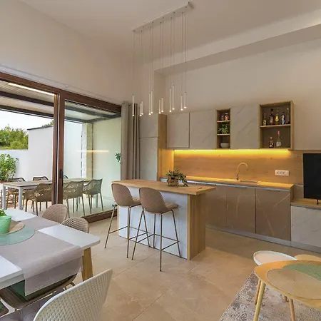 Villa Veranda With Heated Pool