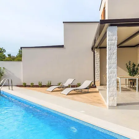 Veranda With Heated Pool * Štokovci