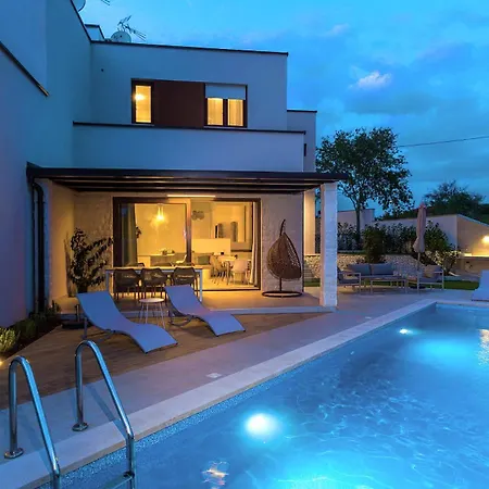 Veranda With Heated Pool * Štokovci